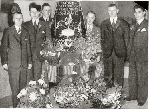 Klik voor foto in apart venster ome_jo_mondaccordeonver_bravo_10_jarig_bestaan_1938.jpg